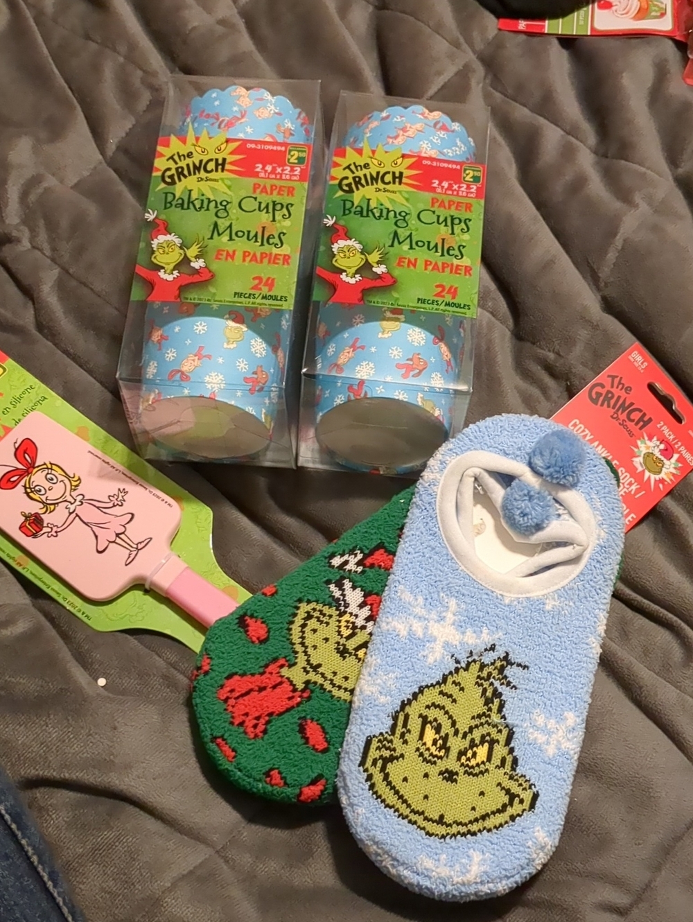 🎄The Grinch Holiday Baking Cups, Spatula & Cozy Socks Set - Blue & Green